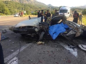 Yolcu otobüsü ile otomobil kafa kafaya çarpıştı: 2 ölü, 3 yaralı