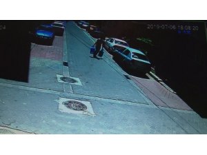 Çaldıkları tüpleri polisi görünce sokağa atıp kaçmak istediler