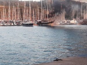 Fethiye’de ABD bayraklı gulet alev alev yandı