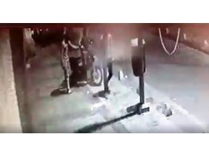 Motosiklet hırsızlığı güvenlik kamerasında