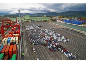 Bayram tatilinin olumsuz etkisine rağmen ihracatta liderlik sürdü