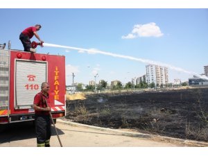 Kurumuş otlar alev aldı, vatandaşlar zor anlar yaşadı