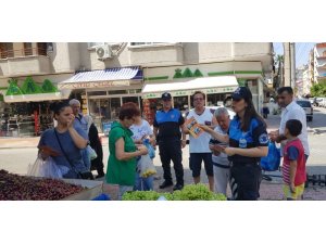 Çarşı-pazar gezip vatandaşları dolandırıcılara karış uyardılar