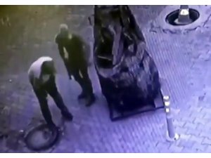Hatay’da rögar kapağı hırsızları kamerada