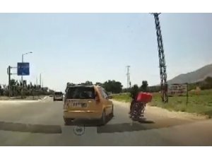 Taksinin sıkıştırdığı motosiklet sürücüsü ölümden kıl payı kurtuldu