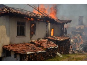 Taşköprü’de 5 ev yandı