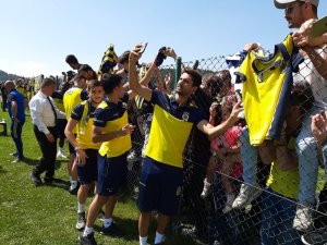 Fenerbahçeli futbolcular taraftarla bir araya geldi