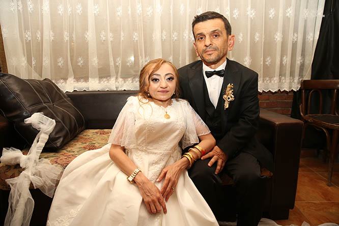 Sevgileriyle engellerini ve uzaklığı aştılar