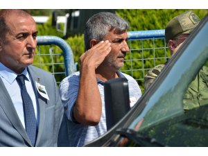 Şehit babası oğlunu asker selamıyla son yolculuğuna uğurladı