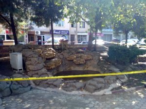 İzmir’de süs havuzuna giren çocuklar akıma kapıldı