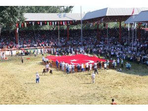 Kırkpınar’da dev Türk bayrağı açıldı