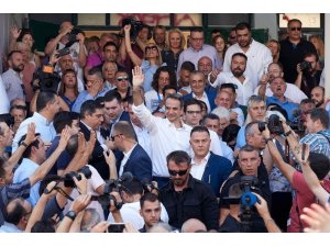 Yunanistan seçimlerini Miçotakis önde tamamladı