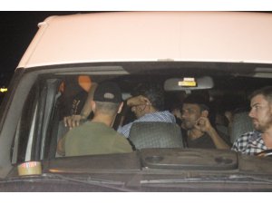 Dur ihtarına uymayan polisten kaçarken kaza yaptı... Araç içinden 20 mülteci çıktı