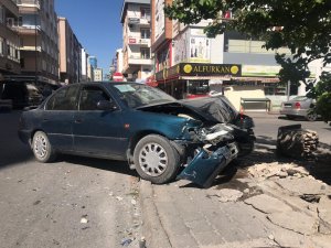 Kaza yapan otomobil duvara çarparak durabildi