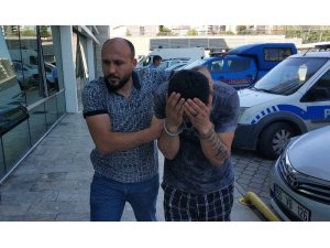 Evinde 4 çeşit uyuşturucu ile yakalandı