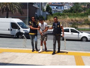 Balkondan kaçmaya çalışan hırsız düşerek ayağını kırdı