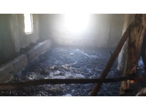 Ahır yangını söndürüldü