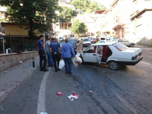 İki araç kafa kafaya çarpıştı