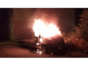 Park halindeki kamyonet cayır cayır yandı