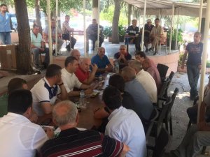 Motorsiklete atladı, merada incelemeye çıktı