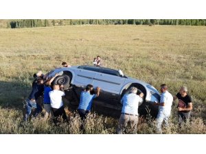 Tarlaya uçup yan yatan otomobil imece usulü düzeltildi