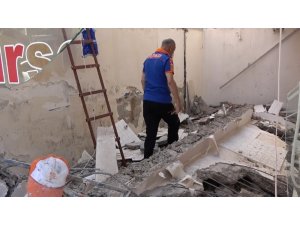 Kestiği kolonun altında kalmaktan son anda kurtuldu