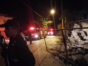 Hayvanları kurtarmak isteyen itfaiye eri göçük altında kalarak yaralandı