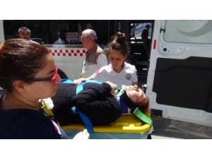 Minibüs, yayalara yol vermek için duran araçlara çarptı