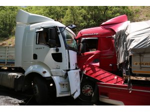 Tunceli’de tırlar kafa kafaya çarpıştı: 7 yaralı