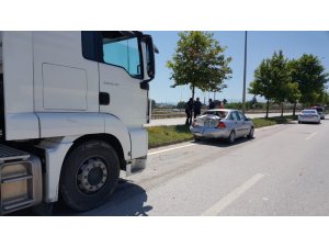 Tır otomobile çarptı: 3 yaralı