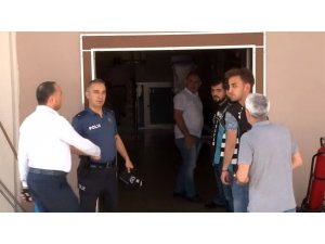 Magandanın elini sıkan polis amiri görevden alındı
