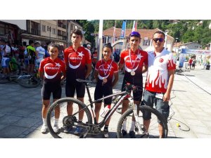 Kayserili sporcular Türk Bayrağı’nı Sırbistan’da dalgalandırdı