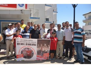 Sinoplu güreşçiye davullu-zurnalı tören