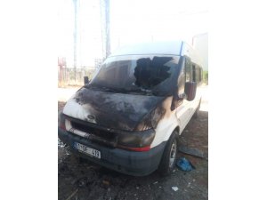 Park halindeki minibüs yandı