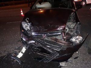 İki otomobil çarpıştı; 1 yaralı