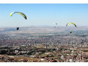 Kayseri’de yamaç paraşütü şöleni