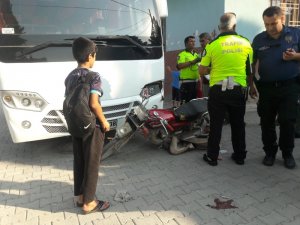 Otobüsün çarptığı motosikletli yaralandı