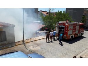 Metruk evin bahçesinde çıkan yangın korkuttu