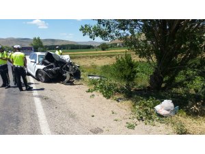 GÜNCELLEME - Otomobil ağaca çarptı: 1 ölü, 3 yaralı