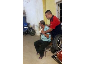 Kopan parmağını eline alıp kahvehaneye gitti