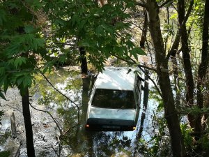 El freni çekilmeyen otomobil dereye uçtu