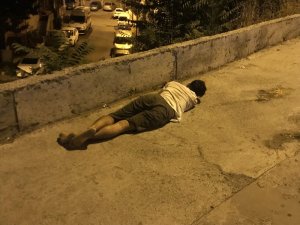 Alkollü sürücü yol ortasında uyuyakaldı