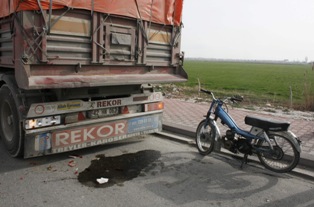 Tır'a çarpan mobilet sürücüsü öldü