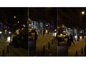 Şehir zorbalarının taksicinin kafasında şişe kırıp aracına zarar verdiği anlar kamerada