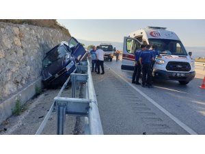 Lüks cip bariyerle istinat duvarı arasına sıkıştı: 3 yaralı