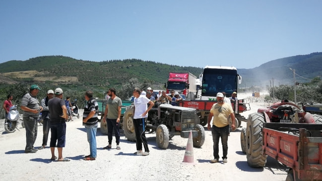 Tarlalar toz altında kaldı Traktörlerle yolu kestiler