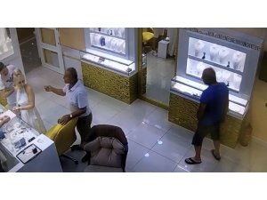 Hırsızlardan biri tezgahtarı oyalayıp diğeri kaşla göz arasında altın bileziği çaldı