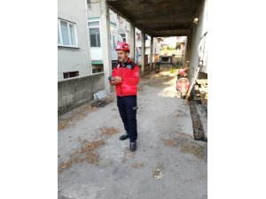 Burhaniye’de ağaçta asılı kalan güvercini itfaiye kurtardı