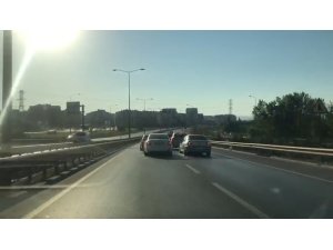 Trafik magandalarının diğer sürücüleri tehlikeye atma anı kameralara yansıdı