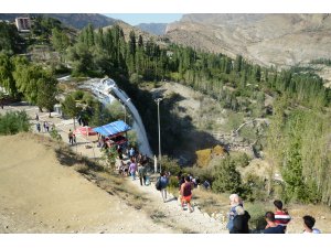 Yaz tatilinin vazgeçilmez rotası: "Tortum Şelalesi"